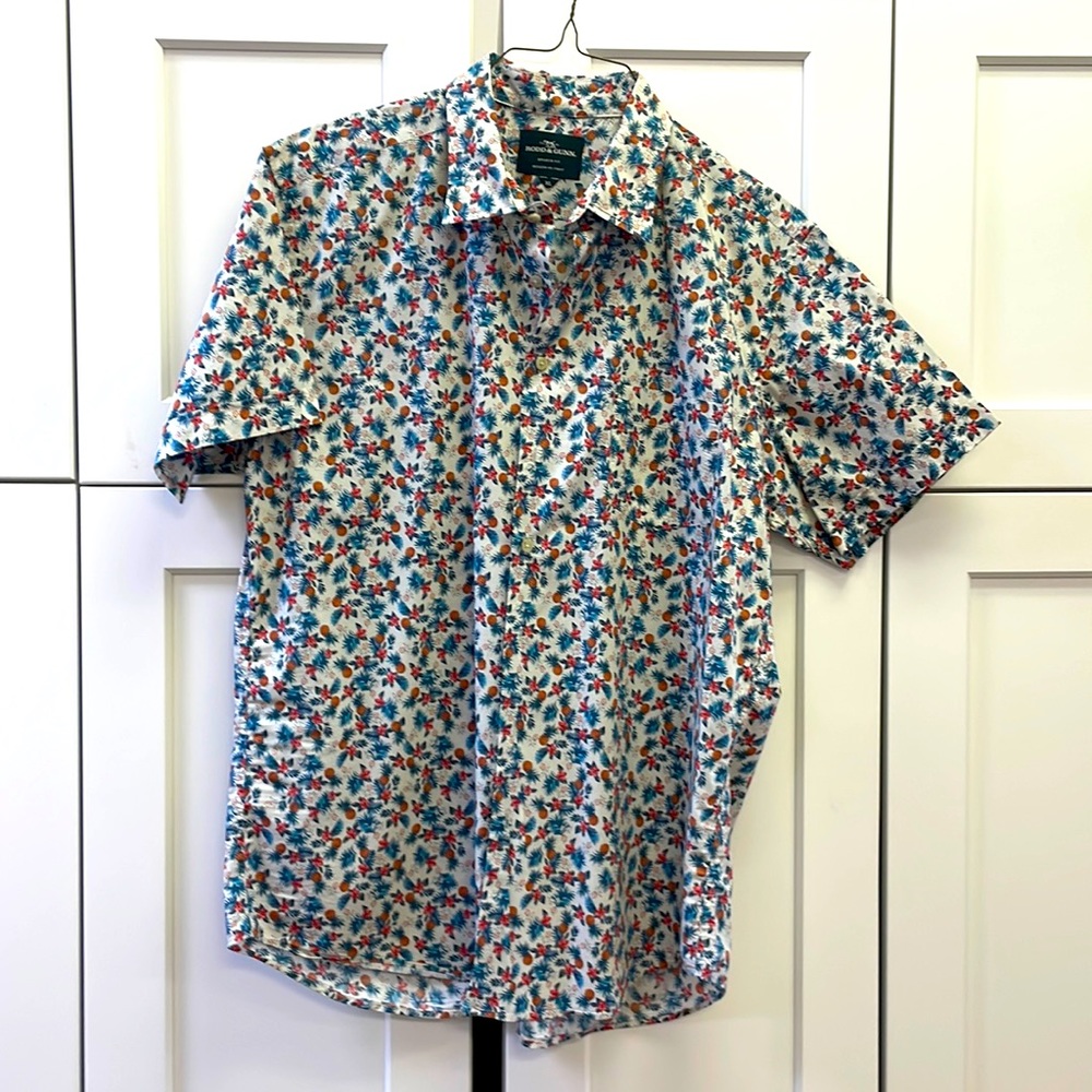 ROD AND GUN SHORT SLEEVE SHIRT SIZE XL 100% COTTON MULTI HUED PRINT